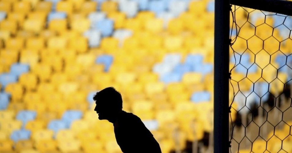 19.jun.2013 - Goleiro da seleção espanhola, Iker Casillas treina no Maracanã
