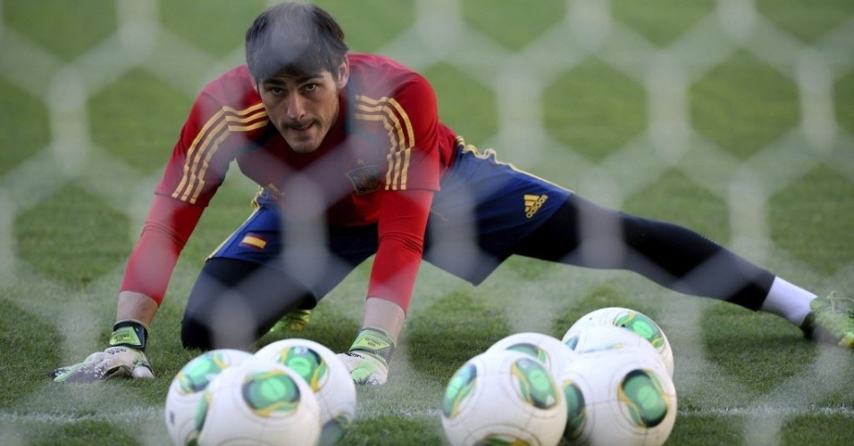 19.jun.2013 - Goleiro da seleção espanhola, Iker Casillas treina no Maracanã