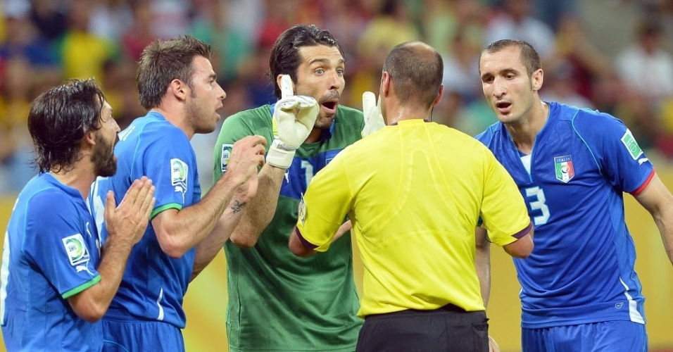 19.jun.2013 - Goleiro italiano Buffon reclama com árbitro após marcação de pênalti contra a Itália na partida diante do Japão