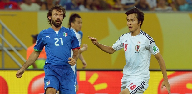 Italiano Andrea Pirlo passa a bola durante partida contra o Japão pela Copa das Confederações