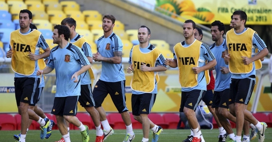 19.jun.2013 - Jogadores da Espanha correm ao redor do gramado do Maracanã durante treino no Rio de Janeiro
