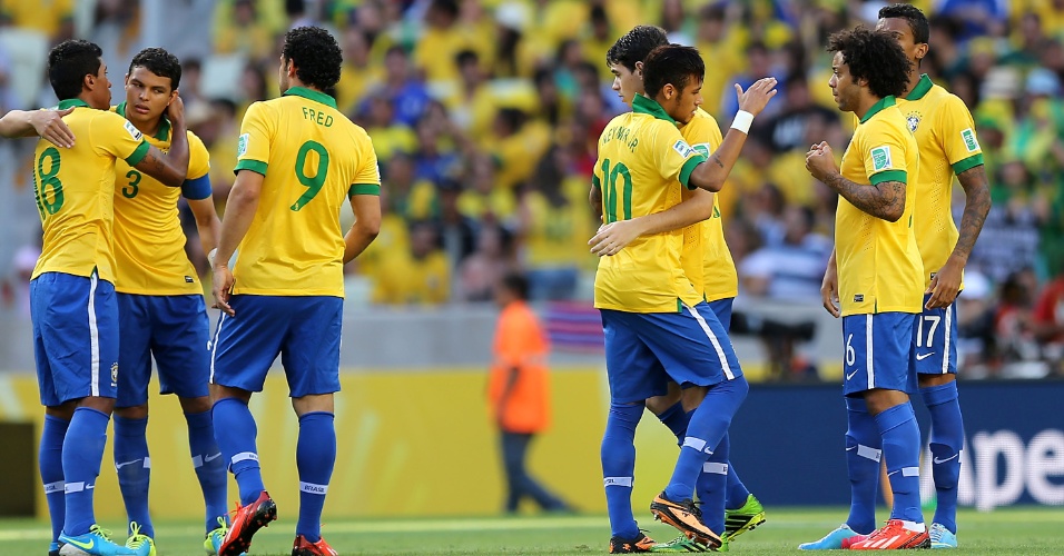 19.jun.2013 - Jogadores da seleção brasileira comemoram gol de Neymar no primeiro tempo do duelo entre Brasil e México, pela Copa das Confederações