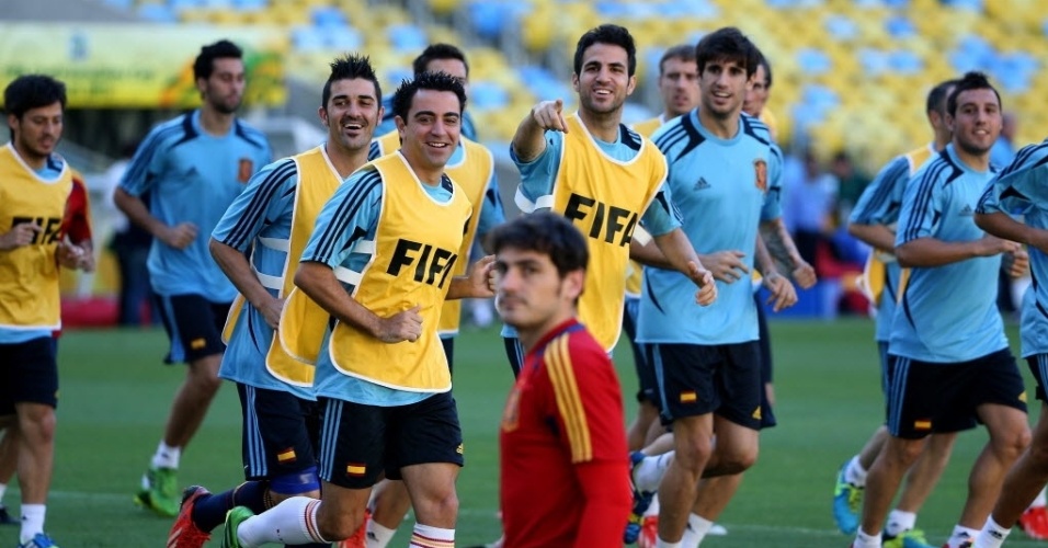19.jun.2013 - Jogadores da seleção espanhola brincam durante treino no Maracanã