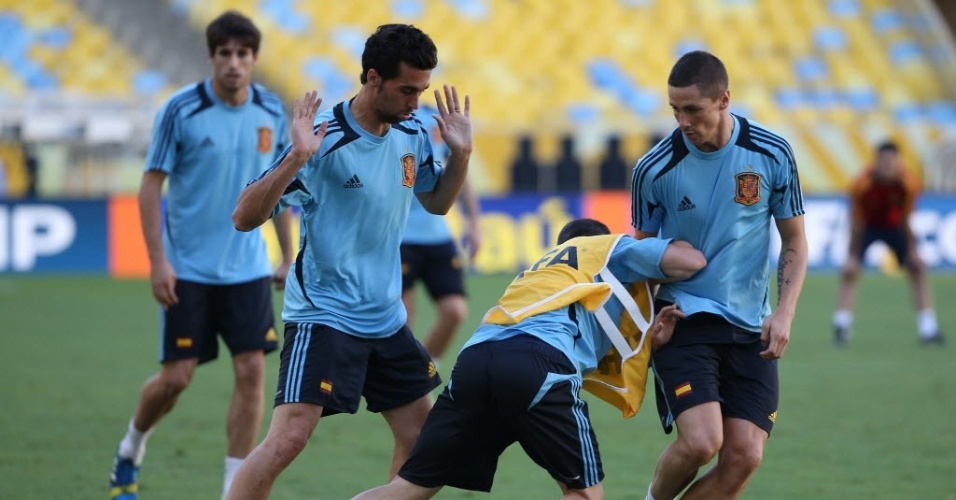 19.jun.2013 - Jogadores da seleção espanhola treinam com bola no Maracanã