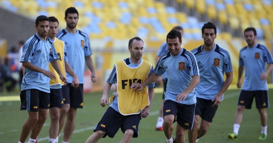 19.jun.2013 - Jogadores da seleção espanhola treinam com bola no Maracanã