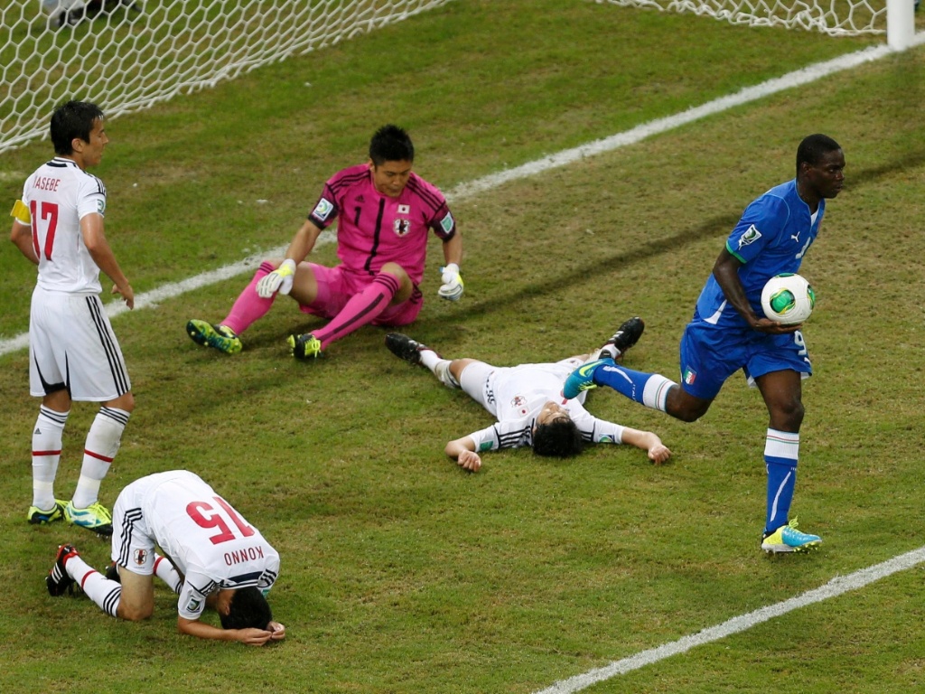 19.jun.2013 - Jogadores do Japão lamentam gol contra diante da Itália na Arena Pernambuco