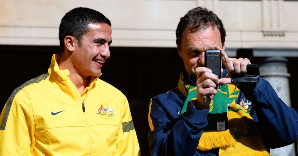 19.jun.2013 - Jogadores e comissão técnica da Austrália participam de festa em Sydney pela classificação para a Copa do Mundo de 2014
