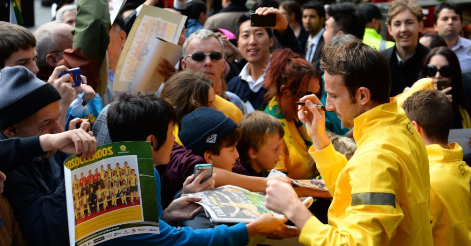 19.jun.2013 - Josh Kennedy distribui autógrafos a torcedores durante comemoração da Austrália por vaga na Copa do Mundo de 2014