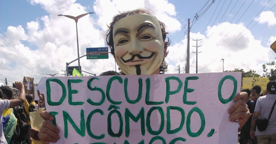19.jun.2013 - Jovem leva faixa irônica ao protesto em Fortaleza