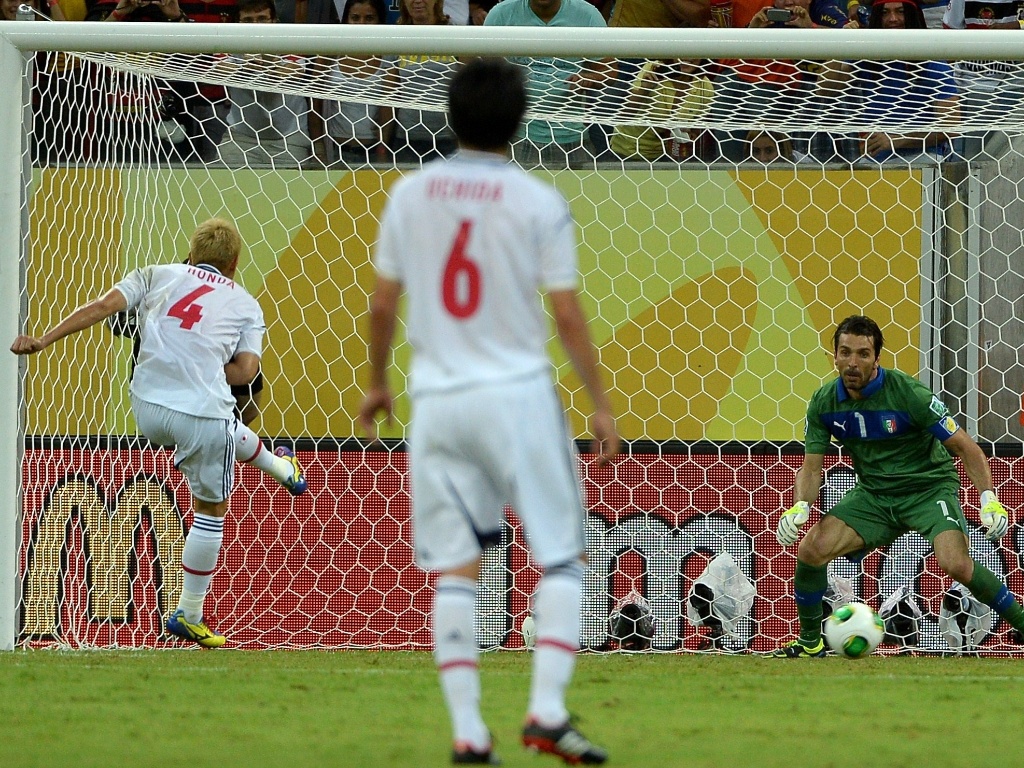 19.jun.2013 - Keisuke Honda cobra pênalti e abre placar para o Japão contra a Itália na Copa das Confederações