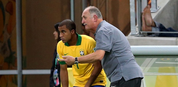 Lucas ouve as instruções do técnico Luiz Felipe Scolari antes de entrar em campo contra o México