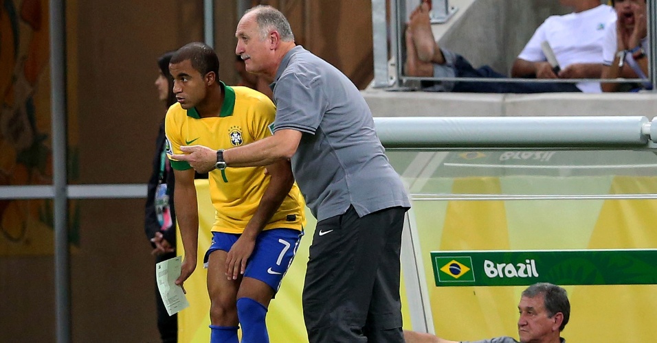 19.jun.2013 - Lucas ouve as instruções do técnico Luiz Felipe Scolari antes de entrar em campo na partida entre Brasil e México