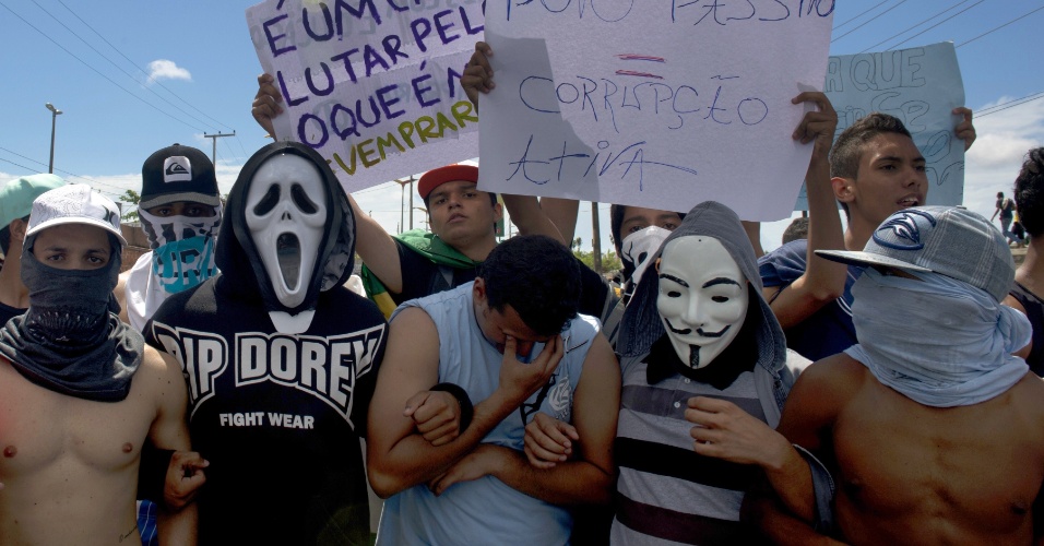 19.jun.2013 - Manifestantes fazem protesto nas imediações do estádio Castelão, em Fortaleza, antes da partida entre Brasil e México