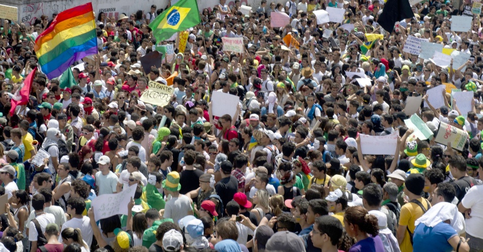19.jun.2013 - Manifestantes fecham via de acesso ao estádio Castelão durante protesto em Fortaleza
