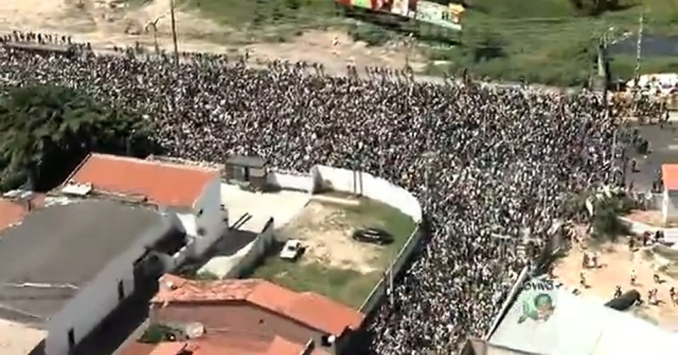 19.jun.2013 - Manifestantes fecham via de acesso ao estádio Castelão durante protesto em Fortaleza
