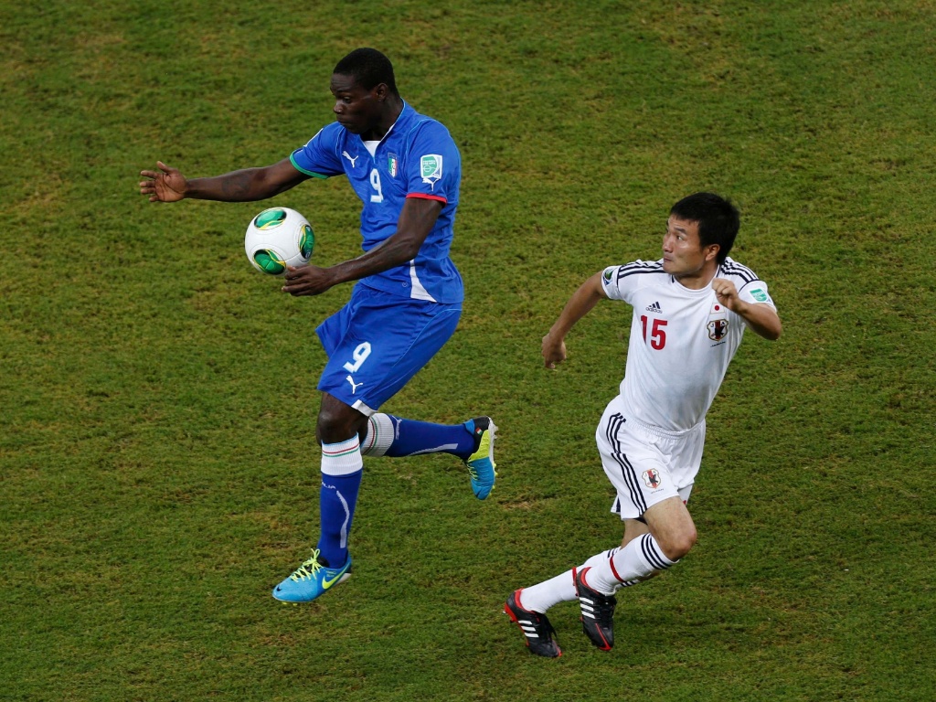 19.jun.2013 - Marcado, Balotelli tenta dominar a bola durante partida da Itália contra o Japão pela Copa das Confederações