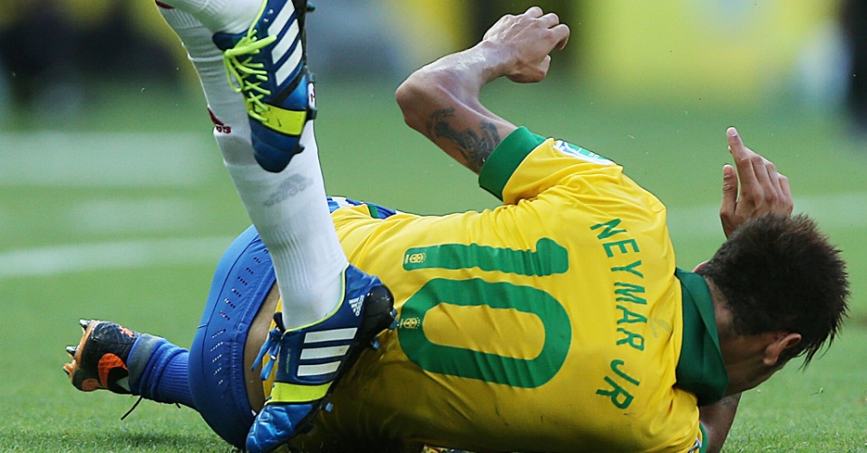 19.jun.2013 - Neymar vai ao chão após ser derrubado por jogador mexicano durante o jogo no Castelão