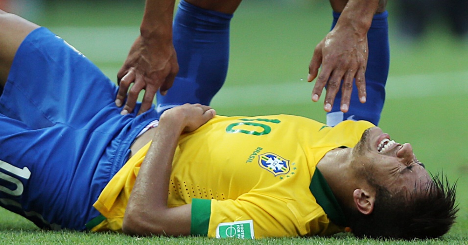 19.jun.2013 - Neymar sente dor após sofrer falta durante a partida entre Brasil e México