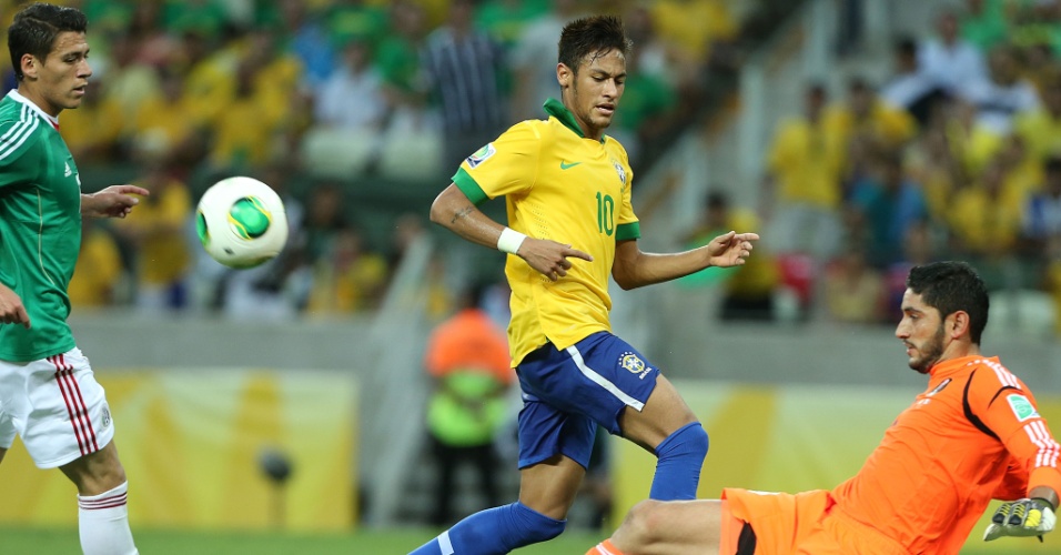 19.jun.2013 - Neymar tenta a jogada, mas goleiro mexicano Corona sai nos pés do jogador brasileiro