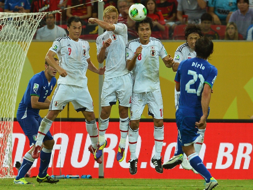 19.jun.2013 - Pirlo cobra falta durante partida entre Itália e Japão na Arena Pernambuco