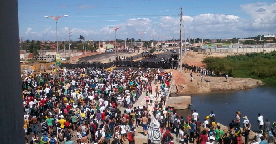 19.jun.2013 - Policiais formam nova barreira em frente ao Castelão para evitar avanço de manifestantes