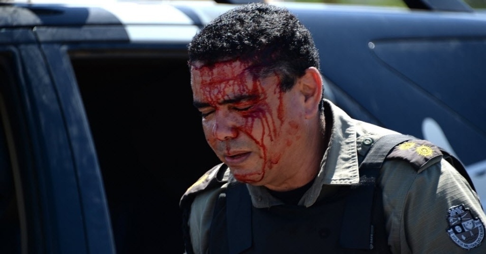 19.jun.2013 - Policial fica ferido em confronto com manifestantes nas proximidades do estádio Castelão