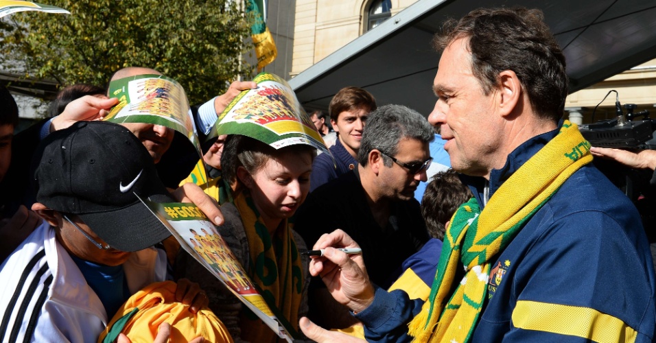 19.jun.2013 - Técnico Holger Osieck distribui autógrafos a torcedores durante comemoração da Austrália por vaga na Copa do Mundo de 2014