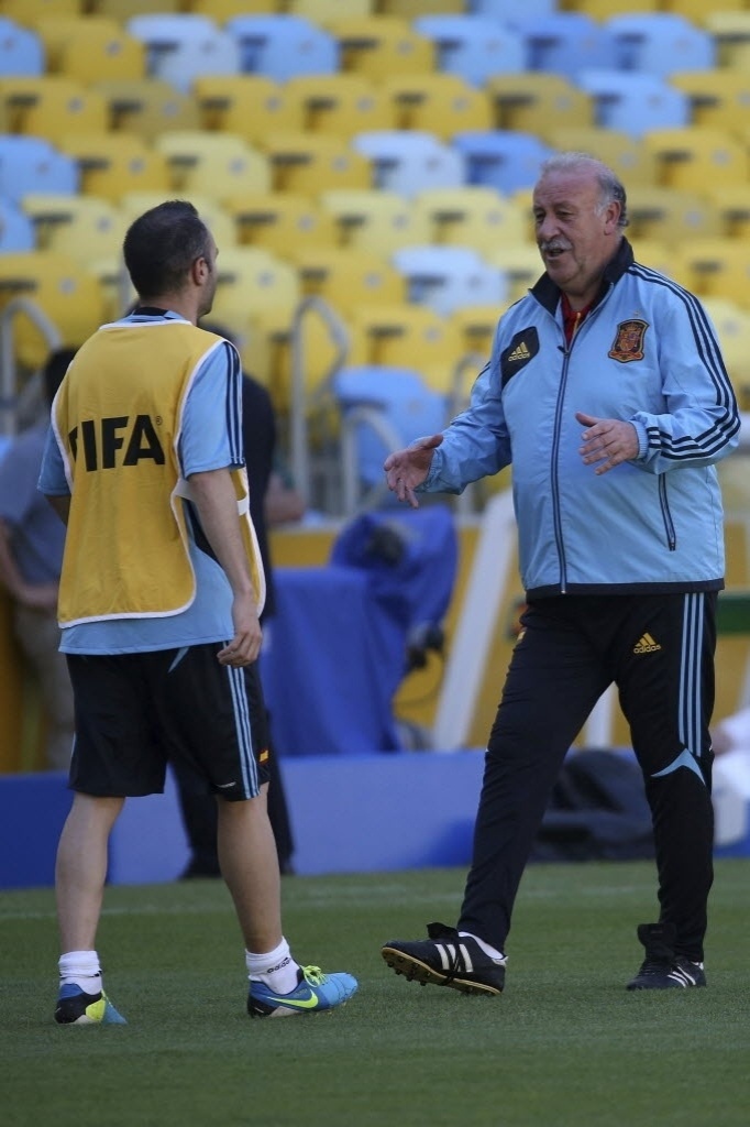 19.jun.2013 - Técnico Vicente Vicente del Bosque conversa com Iniesta durante treino da Espanha no Maracanã