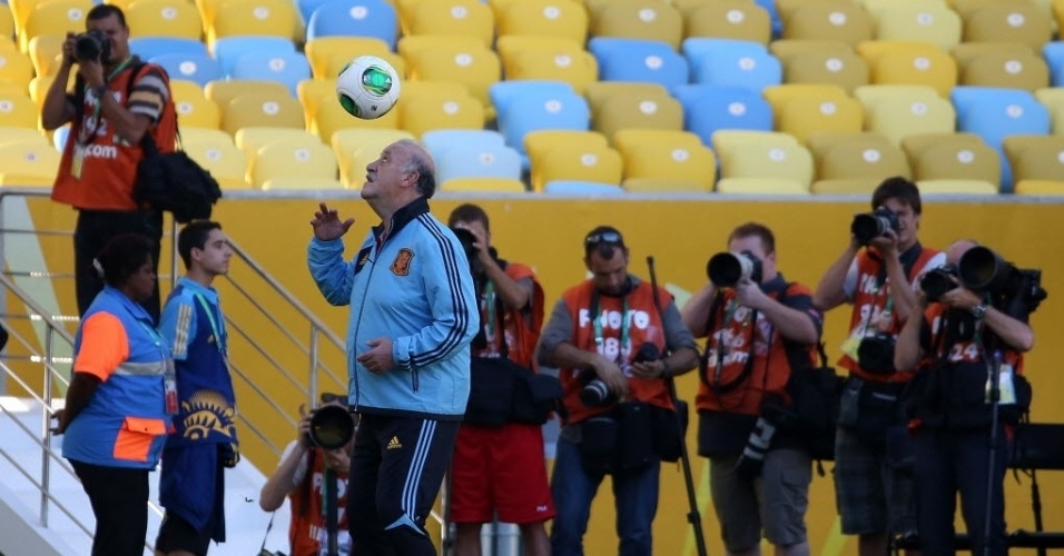 19.jun.2013 - Técnico Vicente Vicente del Bosque faz embaixadinhas durante treino da seleção espanhola no Maracanã