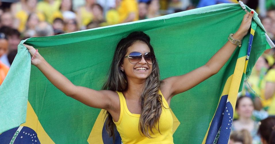 19.jun.2013 - Torcedora exibe a bandeira do Brasil antes do duelo contra o México