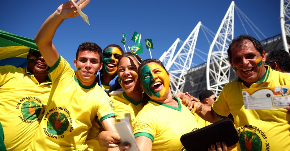 19.jun.2013 - Torcedores brasileros chegam ao estádio Castelão, em Fortaleza, para a partida entre Brasil e México pela Copa das Confederações