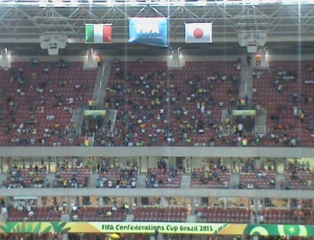 19.jun.2013 - Torcedores de Japão e Itália começam a lotar Arena Pernambuco para partida pela Copa das Confederações