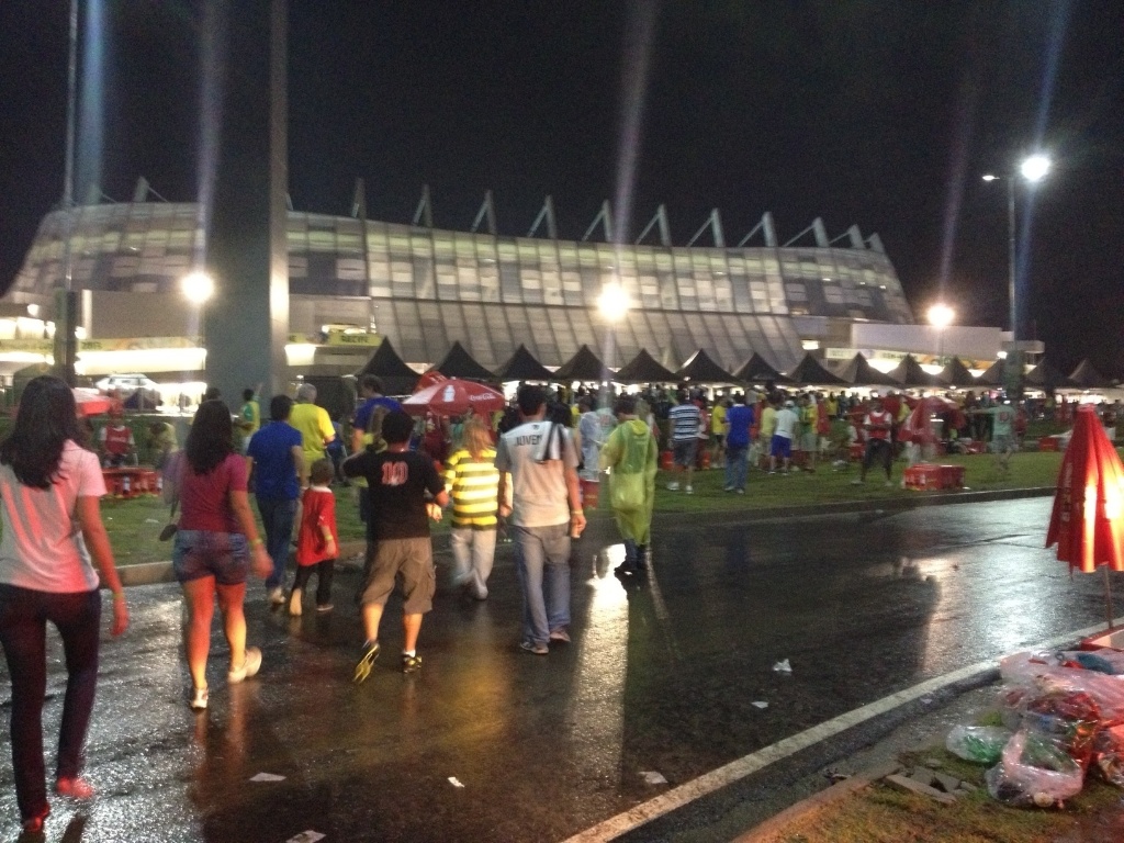 19.jun.2013 - Torcedores do lado de fora da Arena Pernambuco antes de partida entre Itália e Japão