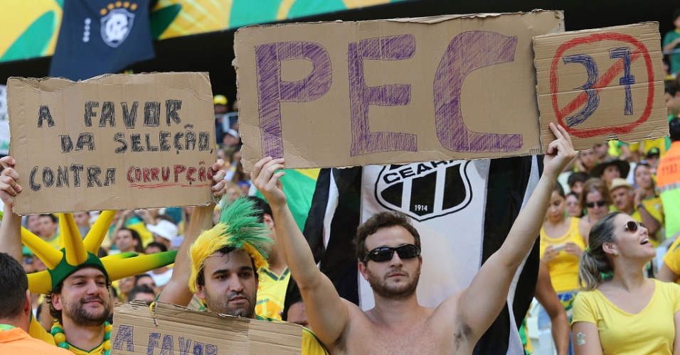 19.jun.2013 - Torcedores protestam contra a corrupção, mas apoiam a seleção antes do duelo entre México e Brasil em Fortaleza