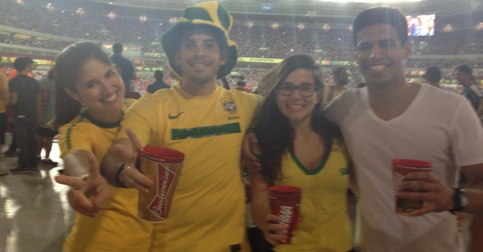19.jun.2013 - Torcedores vestidos com camisas do Brasil comparecem em partida entre Itália e Japão