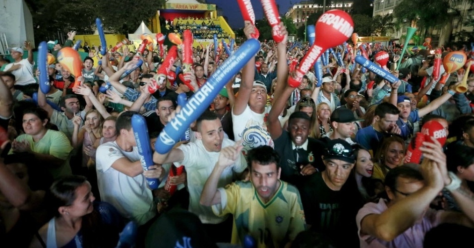 19.jun.2013 - Torcedores vibram com vitória do Brasil sobre o México em fan fest de São Paulo 