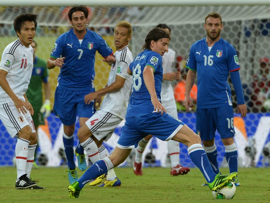 19.jun.2013 - Volante italiano Montolivo tenta dominar bola durante jogo contra o Japão