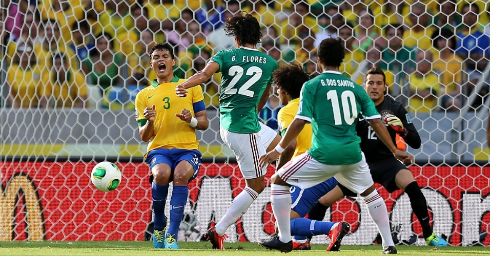 19.jun.2013 - Zagueiro Thiago Silva grita de dor após ser atingido por um chute do jogador mexicano