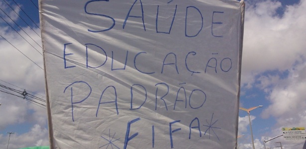 Manifestantes pedem "saúde e educação padrão Fifa" para o Brasil, em protesto em Fortaleza