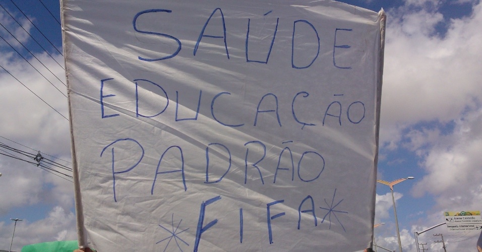 19.jun.2013 - Manifestantes pedem "saúde e educação padrão Fifa" para o Brasil, em protesto em Fortaleza
