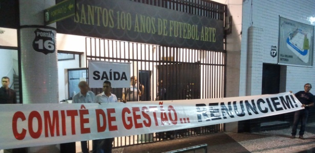 Conselheiros ficaram revoltados com valores da venda de Neymar e protestaram na Vila  - Samir Carvalho/UOL Esporte