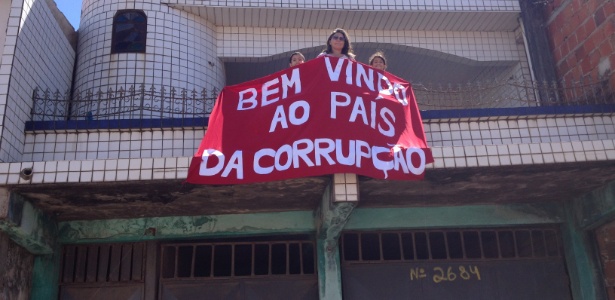Silvia Helena Silva de Oliveira protesta diante da Arena Castelão