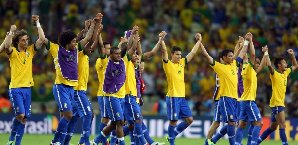 Jogadores da seleção brasileira agradecem ao apoio da torcida presente no Castelão em 2013