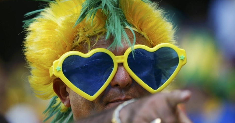 19.jun.2013 - Peruca e óculos de coração nas cores do Brasil foram a vestimenta deste torcedor em Fortaleza, no duelo entre Brasil e México