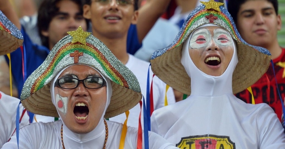 19.jun.2013 - Torcedores japoneses usam fantasias bizarras para assistir ao jogo contra a Itália