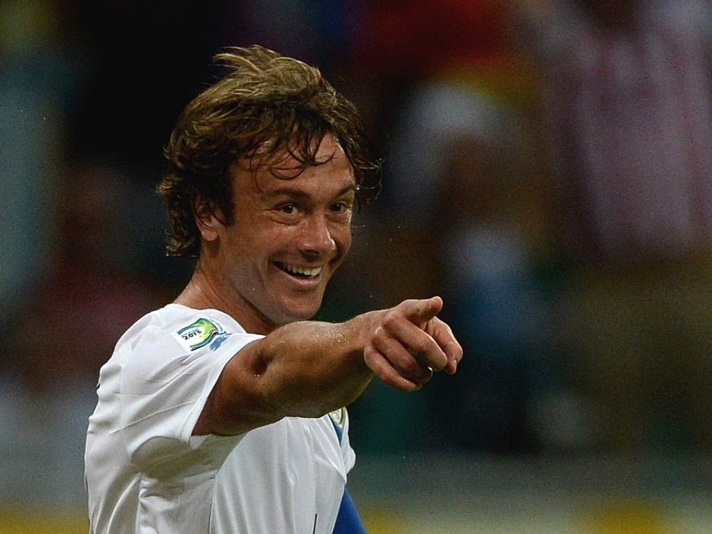 20.jun.2013 - Ao lado de Cavani, uruguaio Diego Lugano (e) comemora gol marcado contra a Nigéria
