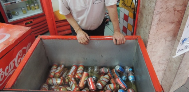 Comerciante mostra geladeira cheia de cervejas durante partida entre Espanha e Taiti