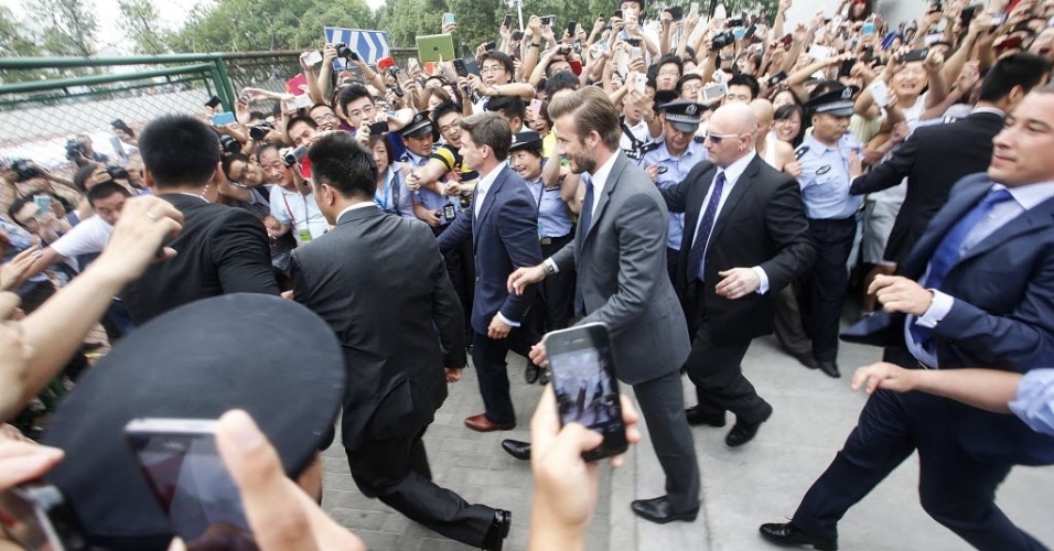20.jun.2013 - David Beckham causa correria durante visita a cidade de Shangai, na China