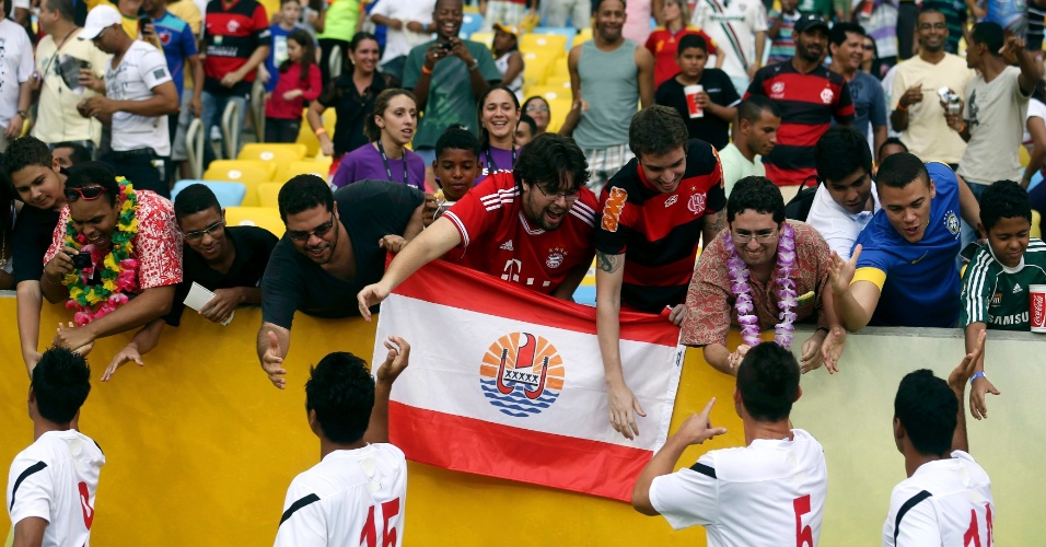 20.jun.2013 - Jogadores do Taiti cumprimentam torcida ao entrar em campo