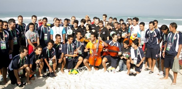 Jogadores do Taiti recebem crianças carentes na praia da Barra, no Rio de Janeiro